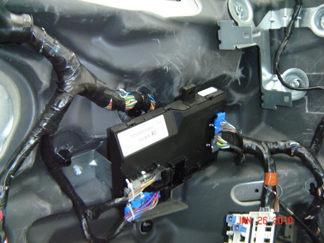 antitheft_module__behind_glove_box.jpg